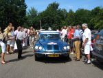 Oisterwijk, 15 Juli 2006
Eerste dag Classic Car Rally Amsterdam-Beijing
1e stop om afscheid te nemen van familie en vriendin bij Rosep
Dono Hardjowisastro met zijn man Henk Eijsbouts in hun Citroen Ds 23 uit het jaar 1975 verlaten het terrein