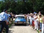 Oisterwijk, 15 Juli 2006
Eerste dag Classic Car Rally Amsterdam-Beijing
1e stop om afscheid te nemen van familie en vriendin bij Rosep
Dono Hardjowisastro met zijn man Henk Eijsbouts in hun Citroen Ds 23 uit het jaar 1975 verlaten het terrein