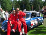 Oisterwijk, 15 Juli 2006
Eerste dag Classic Car Rally Amsterdam-Beijing
1e stop om afscheid te nemen van familie en vriendin bij Rosep
Henk Eijsbouts met zijn man Dono Hardjowisastro op hun Citroen Ds 23 uit het jaar 1975