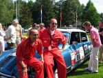 Oisterwijk, 15 Juli 2006
Eerste dag Classic Car Rally Amsterdam-Beijing
1e stop om afscheid te nemen van familie en vriendin bij Rosep
Henk Eijsbouts met zijn man Dono Hardjowisastro zittend op hun Citroen Ds 23 uit het jaar 1975