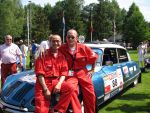 Oisterwijk, 15 Juli 2006
Eerste dag Classic Car Rally Amsterdam-Beijing
1e stop om afscheid te nemen van familie en vriendin bij Rosep
Henk Eijsbouts met zijn man Dono Hardjowisastro zittend op hun Citroen Ds 23 uit het jaar 1975
