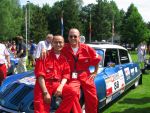 Oisterwijk, 15 Juli 2006
Eerste dag Classic Car Rally Amsterdam-Beijing
1e stop om afscheid te nemen van familie en vriendin bij Rosep
Henk Eijsbouts met zijn man Dono Hardjowisastro zittend op hun Citroen Ds 23 uit het jaar 1975