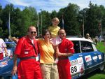 Oisterwijk, 15 Juli 2006
Eerste dag Classic Car Rally Amsterdam-Beijing
1e stop om afscheid te nemen van familie en vriendin bij Rosep
Henk Eijsbouts met zijn man Dono Hardjowisastro met zijn dochter en kleindochter