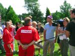 Oisterwijk, 15 Juli 2006
Eerste dag Classic Car Rally Amsterdam-Beijing
1e stop om afscheid te nemen van familie en vriendin bij Rosep
Dono Hardjowisastro met zijn man Henk Eijsbouts tijdens een intervieuw voor RTL 7 TV met hun Citroen Ds 23 uit het jaar 1975