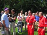 Oisterwijk, 15 Juli 2006
Eerste dag Classic Car Rally Amsterdam-Beijing
1e stop om afscheid te nemen van familie en vriendin bij Rosep
Henk Eijsbouts met zijn man Dono Hardjowisastro tijdens een intervieuw voor RTL 7 TV