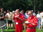 Oisterwijk, 15 Juli 2006
Eerste dag Classic Car Rally Amsterdam-Beijing
1e stop om afscheid te nemen van familie en vriendin bij Rosep
Henk Eijsbouts met zijn man Dono Hardjowisastro tijdens een laatste kopje koffie en gebak