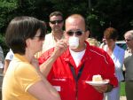 Oisterwijk, 15 Juli 2006
Eerste dag Classic Car Rally Amsterdam-Beijing
1e stop om afscheid te nemen van familie en vriendin bij Rosep
Henk Eijsbouts met zijn dochter een kopje koffie drinkend