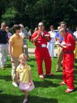 Oisterwijk, 15 Juli 2006
Eerste dag Classic Car Rally Amsterdam-Beijing
1e stop om afscheid te nemen van familie en vriendin bij Rosep
Henk Eijsbouts met zijn man Dono Hardjowisastro gebak etend
