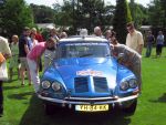 Oisterwijk, 15 Juli 2006
Eerste dag Classic Car Rally Amsterdam-Beijing
1e stop om afscheid te nemen van familie en vriendin bij Rosep
Dono Hardjowisastro met zijn man Henk Eijsbouts in hun Citroen Ds 23 uit het jaar 1975 verlaten het terrein