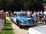 Oisterwijk, 15 Juli 2006
Eerste dag Classic Car Rally Amsterdam-Beijing
1e stop om afscheid te nemen van familie en vriendin bij Rosep
Dono Hardjowisastro met zijn man Henk Eijsbouts in hun Citroen Ds 23 uit het jaar 1975 verlaten het terrein