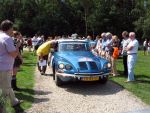 Oisterwijk, 15 Juli 2006
Eerste dag Classic Car Rally Amsterdam-Beijing
1e stop om afscheid te nemen van familie en vriendin bij Rosep
Dono Hardjowisastro met zijn man Henk Eijsbouts in hun Citroen Ds 23 uit het jaar 1975 verlaten het terrein