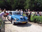 Oisterwijk, 15 Juli 2006
Eerste dag Classic Car Rally Amsterdam-Beijing
1e stop om afscheid te nemen van familie en vriendin bij Rosep
Dono Hardjowisastro met zijn man Henk Eijsbouts in hun Citroen Ds 23 uit het jaar 1975 verlaten het terrein