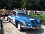 Oisterwijk, 15 Juli 2006
Eerste dag Classic Car Rally Amsterdam-Beijing
1e stop om afscheid te nemen van familie en vriendin bij Rosep
Dono Hardjowisastro met zijn man Henk Eijsbouts in hun Citroen Ds 23 uit het jaar 1975 verlaten het terrein