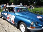 Oisterwijk, 15 Juli 2006
Eerste dag Classic Car Rally Amsterdam-Beijing
1e stop om afscheid te nemen van familie en vriendin bij Rosep
Dono Hardjowisastro met zijn man Henk Eijsbouts in hun Citroen Ds 23 uit het jaar 1975 verlaten het terrein