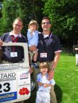 Oisterwijk, 15 Juli 2006
Eerste dag Classic Car Rally Amsterdam-Beijing
1e stop om afscheid te nemen van familie en vriendin bij Rosep
Projectontwikkelaar Leon v d Kerkhoff met zijn partner Dirk Rietberg met kinderen en hun Volvo P544 uit 1964