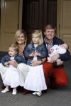 Den Haag 26 juni 2007
Fotomoment met Prins Willem Alexander Maxima Prinses Amalia Alexia en Ariane bij de koninklijke stallen. Prinses Alexia viert haar 2e verjaardag.