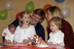 Den Haag 26 juni 2007
Fotomoment met Prins Willem Alexander Maxima Prinses Amalia Alexia en Ariane bij de koninklijke stallen. Prinses Alexia viert haar 2e verjaardag.