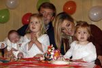 Den Haag 26 juni 2007
Fotomoment met Prins Willem Alexander Maxima Prinses Amalia Alexia en Ariane bij de koninklijke stallen. Prinses Alexia viert haar 2e verjaardag.