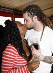 Bergen aan Zee 4 juli 2007
Tros zomerfeesten in bergen aan zee. Angela Esajas met vriend kussend