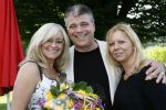 Berkel Enschot, 1 Juli 2007
CD Uitreiking en afscheid van Corry konings, die samen met haar vriend Wim Tromp gaat emigreren naar Spanje.
Hier op de foto zoon Corry met haar collega Andy de Witt ( Ad v d Hurk en vriendin ) die ook enkele songs heeft geschreven van haar nieuwe album