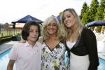 Berkel Enschot, 1 Juli 2007
CD Uitreiking en afscheid van Corry konings, die samen met haar vriend Wim Tromp gaat emigreren naar Spanje.
Hier op de foto met haar kinderen Sharona en Youri