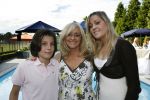 Berkel Enschot, 1 Juli 2007
CD Uitreiking en afscheid van Corry konings, die samen met haar vriend Wim Tromp gaat emigreren naar Spanje.
Hier op de foto met haar kinderen Sharona en Youri