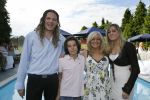 Berkel Enschot, 1 Juli 2007
CD Uitreiking en afscheid van Corry konings, die samen met haar vriend Wim Tromp gaat emigreren naar Spanje.
Hier op de foto met haar kinderen Sharona en Youri
Foto Peter Smulders BV