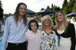 Berkel Enschot, 1 Juli 2007
CD Uitreiking en afscheid van Corry konings, die samen met haar vriend Wim Tromp gaat emigreren naar Spanje.
Hier op de foto met haar kinderen Sharona en Youri