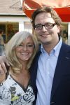 Berkel Enschot, 1 Juli 2007
CD Uitreiking en afscheid van Corry konings, die samen met haar vriend Wim Tromp gaat emigreren naar Spanje.
Hier op de foto met Guus Meeuwis die de eerste CD heeft uitgereikt