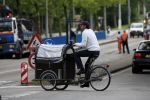 Amsterdam 10 juli 2007
Edwin de Roy v Zuidewijn met hond in bakfiets verbergt zich achter pet.
Peter Smulders bv