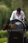Amsterdam 10 juli 2007
Edwin de Roy v Zuydewijn met hond in bakfiets verbergt zich achter pet.