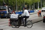 Amsterdam 10 juli 2007
Edwin de Roy v Zuydewijn met hond in bakfiets verbergt zich achter pet.