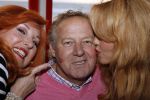 Bergen aan Zee 4 juli 2007
Tros zomerfeesten in bergen aan zee. Koos Alberts in rolstoel met Patricia Paay en Yvonne Keeley
