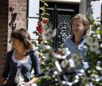Amsterdam 30 juni 2007
Matthijs v Nieuwkerk met zijn vrouw voor hun huis.