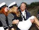 Bergen aan zee 4 juli 2007
Patricia Paay wordt naar het podium gedragen door beveiliging en John v Katwijk.Tros Zomerfeesten