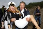 Bergen aan zee 4 juli 2007
Patricia Paay wordt naar het podium gedragen door beveiliging en John v Katwijk.Tros Zomerfeesten