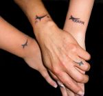 Vlnr Andre Hazes Jr., Rachel Hazes en Roxeanne Hazesmet hun tatoeages.