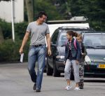Muiderberg 22 juni 2007
Richard Krajicek brengt zijn kinderen emma en Alec naar school.