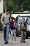 Muiderberg 22 juni 2007
Richard Krajicek brengt zijn kinderen emma en Alec naar school.
