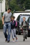Muiderberg 22 juni 2007
Richard Krajicek brengt zijn kinderen emma en Alec naar school.