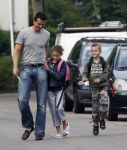 Muiderberg 22 juni 2007
Richard Krajicek brengt zijn kinderen emma en Alec naar school.