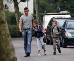 Muiderberg 22 juni 2007
Richard Krajicek brengt zijn kinderen emma en Alec naar school.