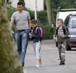 Muiderberg 22 juni 2007
Richard Krajicek brengt zijn kinderen emma en Alec naar school.