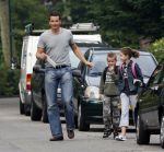 Muiderberg 22 juni 2007
Richard Krajicek brengt zijn kinderen emma en Alec naar school.