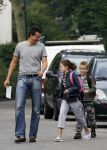 Muiderberg 22 juni 2007
Richard Krajicek brengt zijn kinderen emma en Alec naar school.