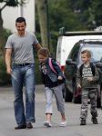 Muiderberg 22 juni 2007
Richard Krajicek brengt zijn kinderen emma en Alec naar school.