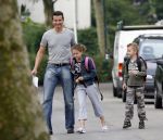 Muiderberg 22 juni 2007
Richard Krajicek brengt zijn kinderen emma en Alec naar school.