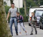 Muiderberg 22 juni 2007
Richard Krajicek brengt zijn kinderen emma en Alec naar school.