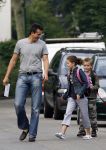 Muiderberg 22 juni 2007
Richard Krajicek brengt zijn kinderen emma en Alec naar school.