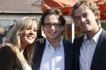 Berkel Enschot, 1 Juli 2007
CD Uitreiking en afscheid van Corry konings, die samen met haar vriend Wim Tromp gaat emigreren naar Spanje.
Hier op de foto dochter Sharona de Vries met haar vriend en Guus Meeuwis die de eerste CD heeft uitgereikt